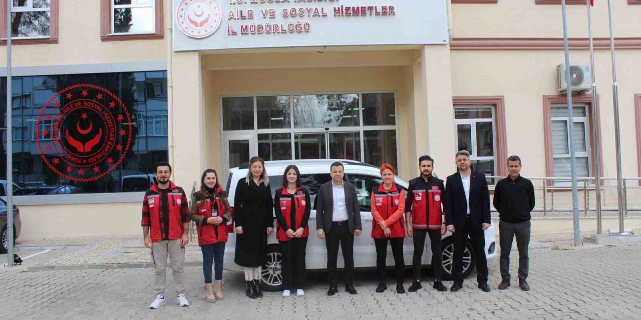 Kırmızı yelekliler afet bölgesindeki vatandaşların yanında olmaya devam ediyor