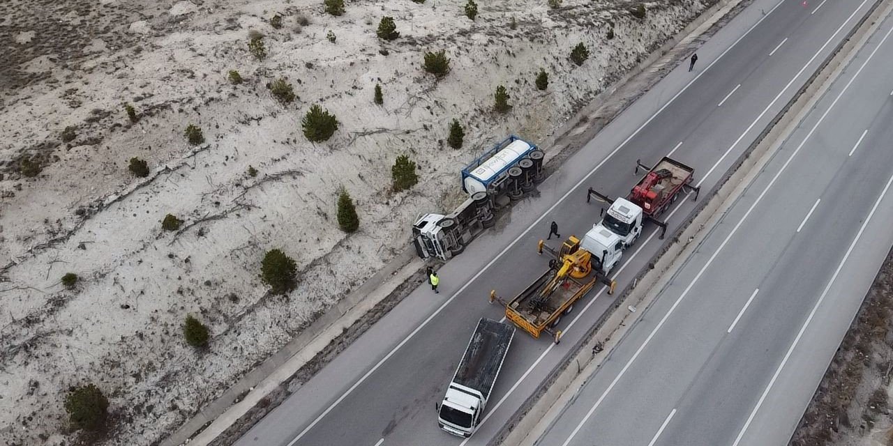 Kimyasal madde yüklü tırın devrildiği kazada büyük panik yaşandı