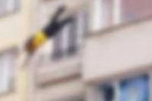 Kocasını şeytan sandı çocuklarıyla camdan atladı