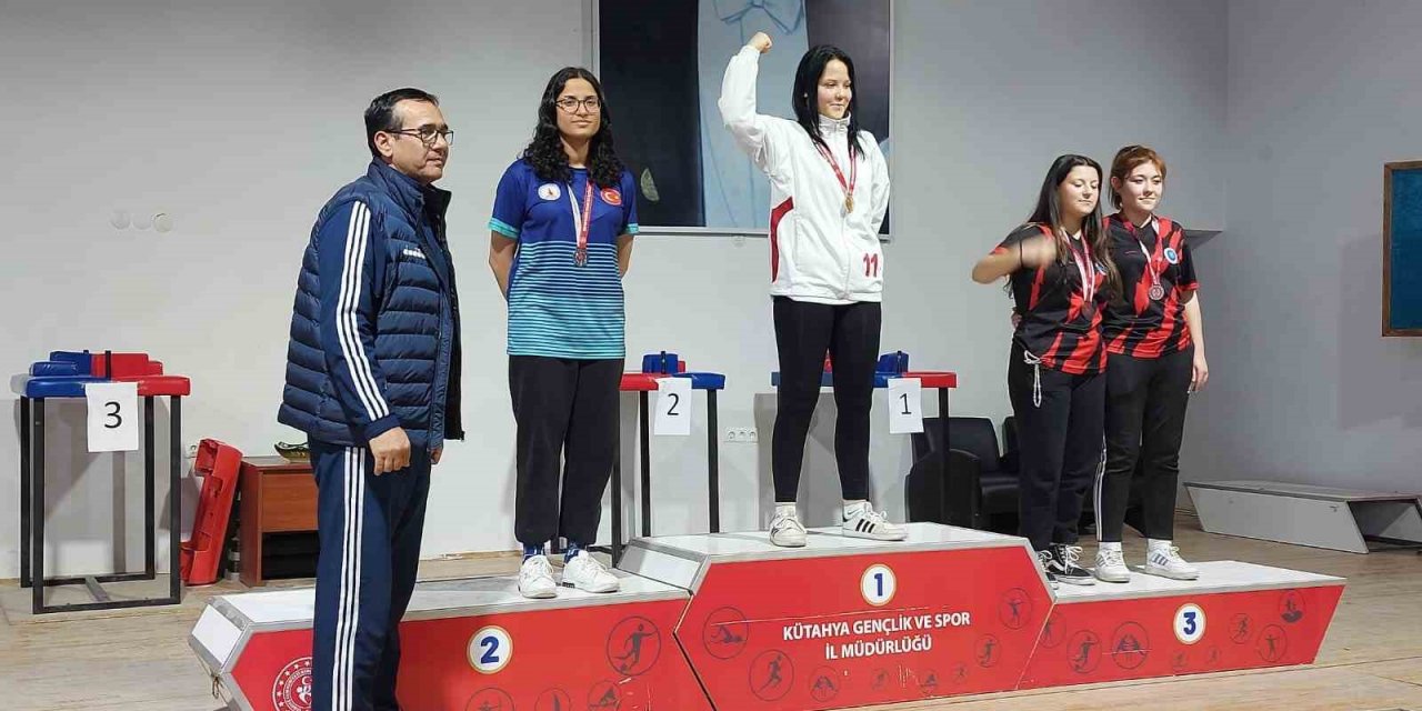 Altıntaş’ta lise öğrencilerinin bilek güreşi turnuvası başarısı