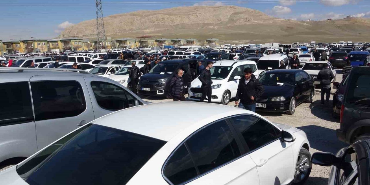 Van’daki açık oto pazarı hafta sonu doldu taştı