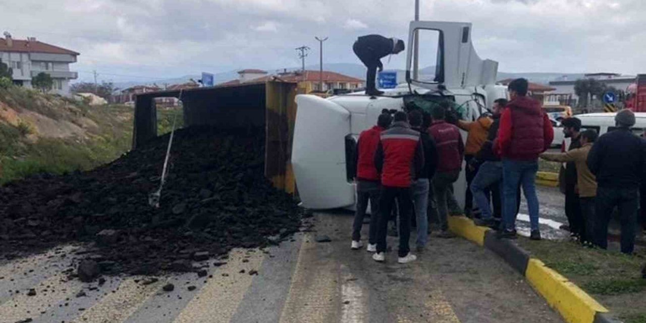 Kömür yüklü kamyon devrildi, alt geçit kapandı