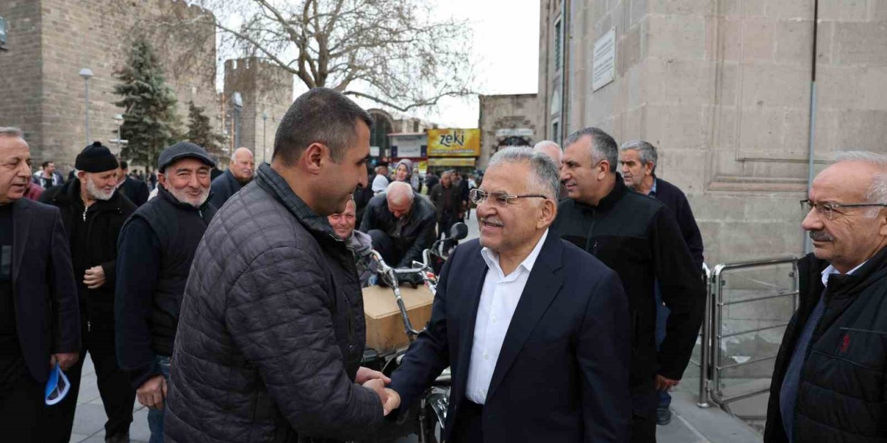 Başkan Büyükkılıç’tan Cumhuriyet Meydanı’nda esnaf ziyareti