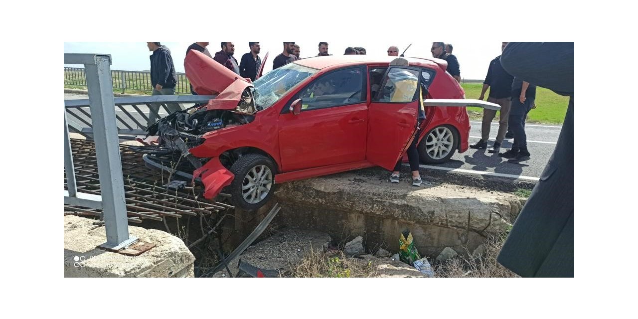 Sürücüsünün direksiyon hakimiyetini kaybettiği araç bariyerlere saplandı: 4 yaralı