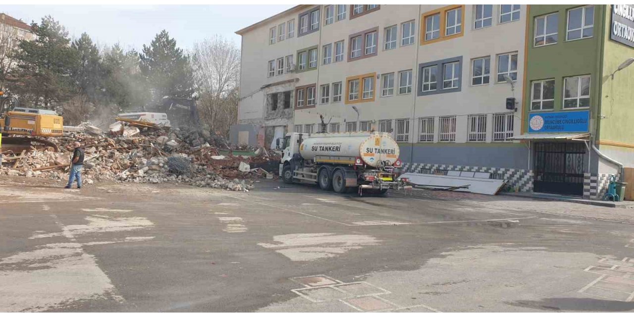 Depremde hasar alan okul, büyükşehir tarafından yıkılıyor