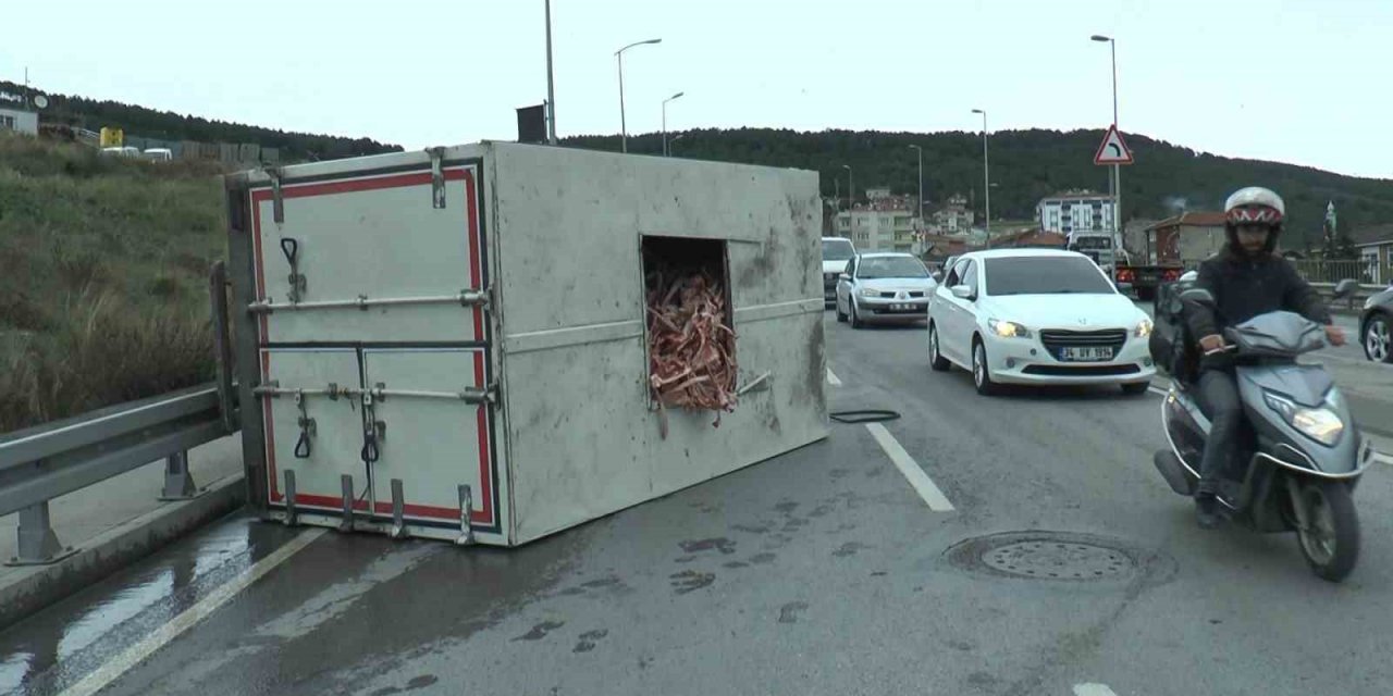 Maltepe’de kemik yüklü kamyonet kaygan zeminde yan yattı