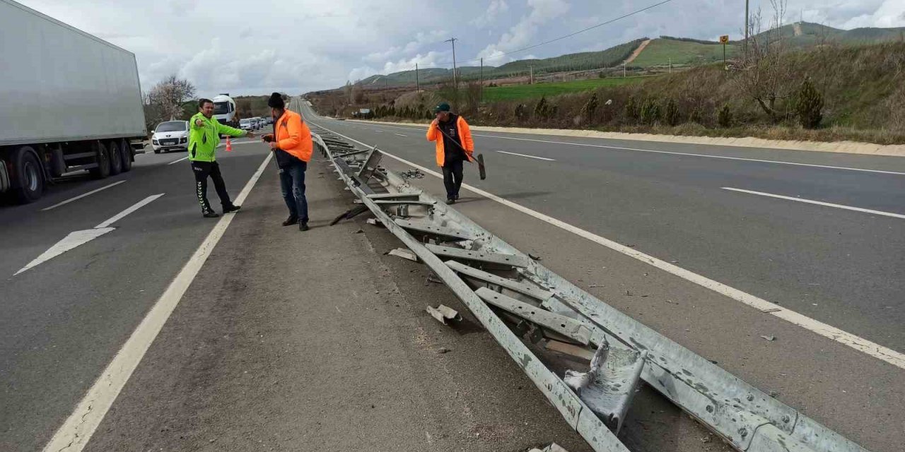 Lastiği patlayan tır bariyerlere daldı