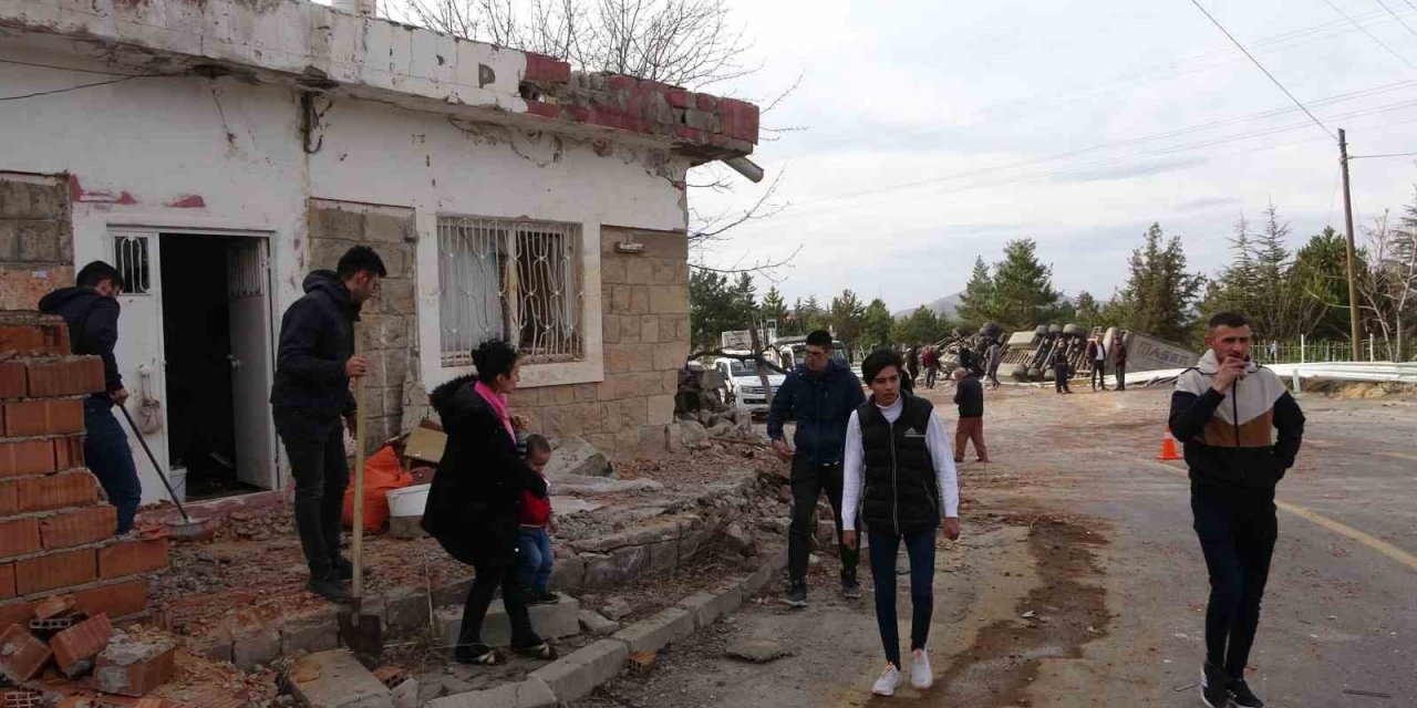 Freni boşalan tır dehşet saçtı: 2 yaralı