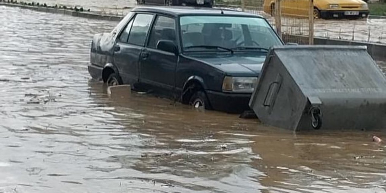 Yağmur Aliağa’da etkili oldu, yollar göle döndü