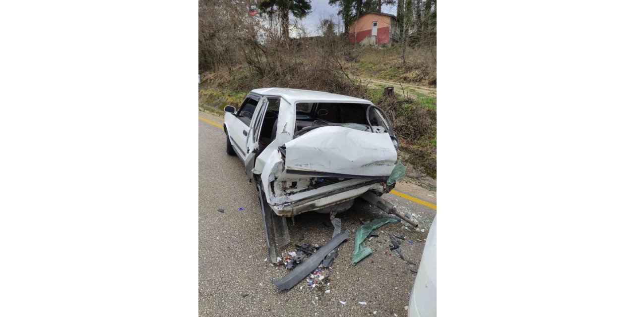 Karabük’te otomobil hafriyat kamyonuna çarptı: 2 yaralı