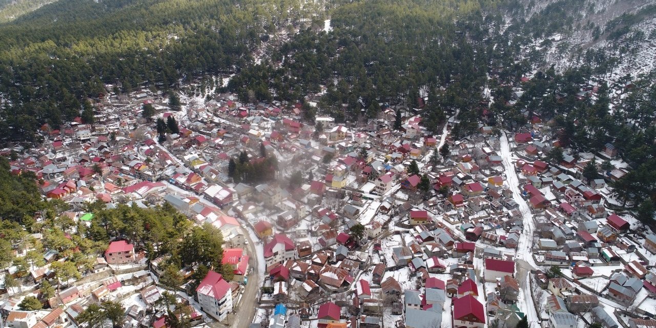 Ağır hasarlı cami minaresi kontrollü olarak yıkıldı