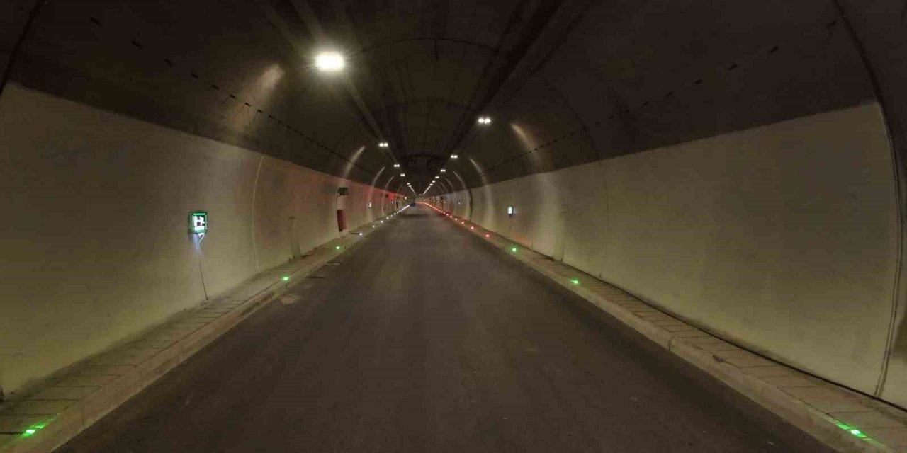 Dünyanın üçüncü, Avrupa’nın en uzun çift tüplü karayolu tüneli açılış için gün sayıyor