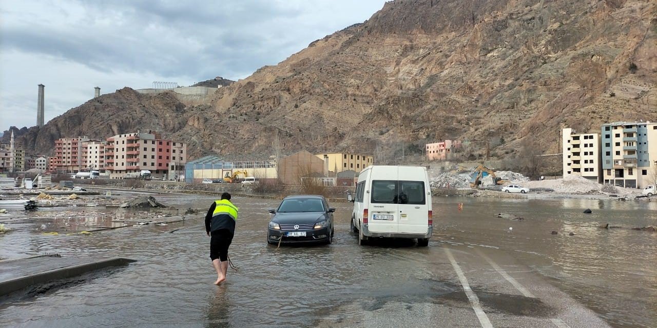 Yusufeli Baraj gölünün suları ilçe merkezine ulaştı
