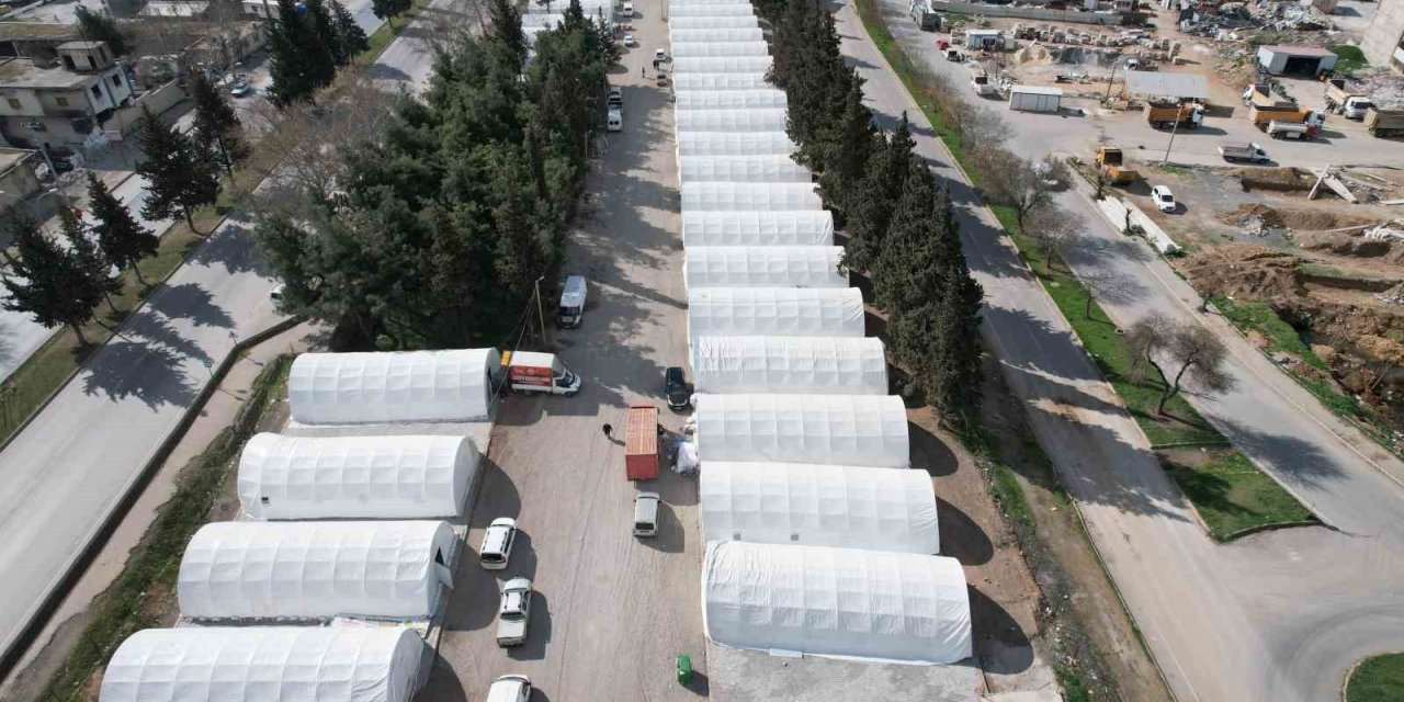 Depremde yıkılan Toptancılar Sitesi, çadırlarda hizmet vermeye başladı