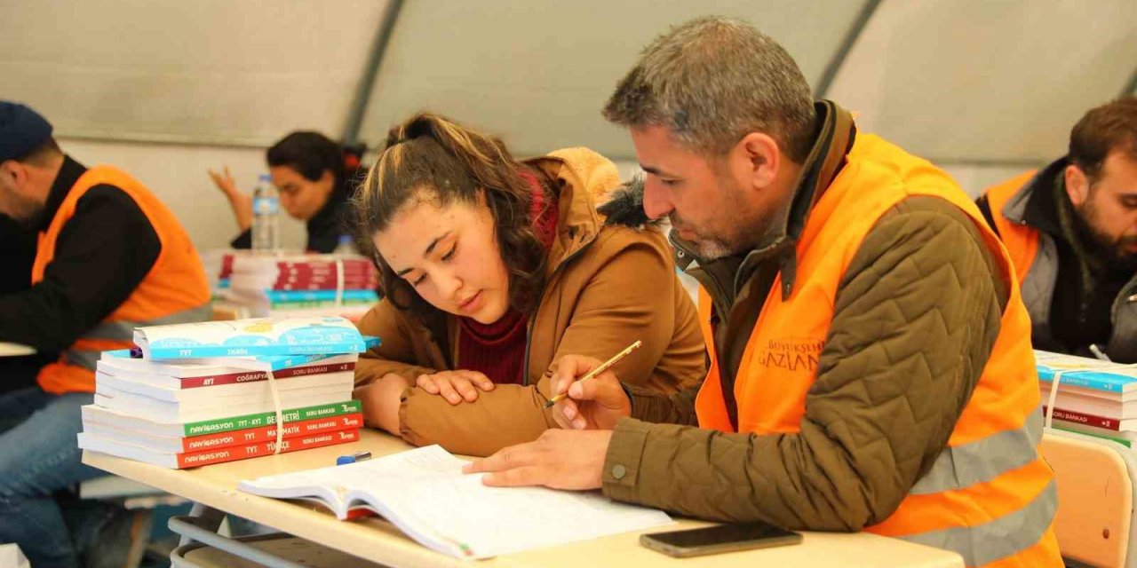 Gaziantep’te depremzede öğrencilere maddi destek