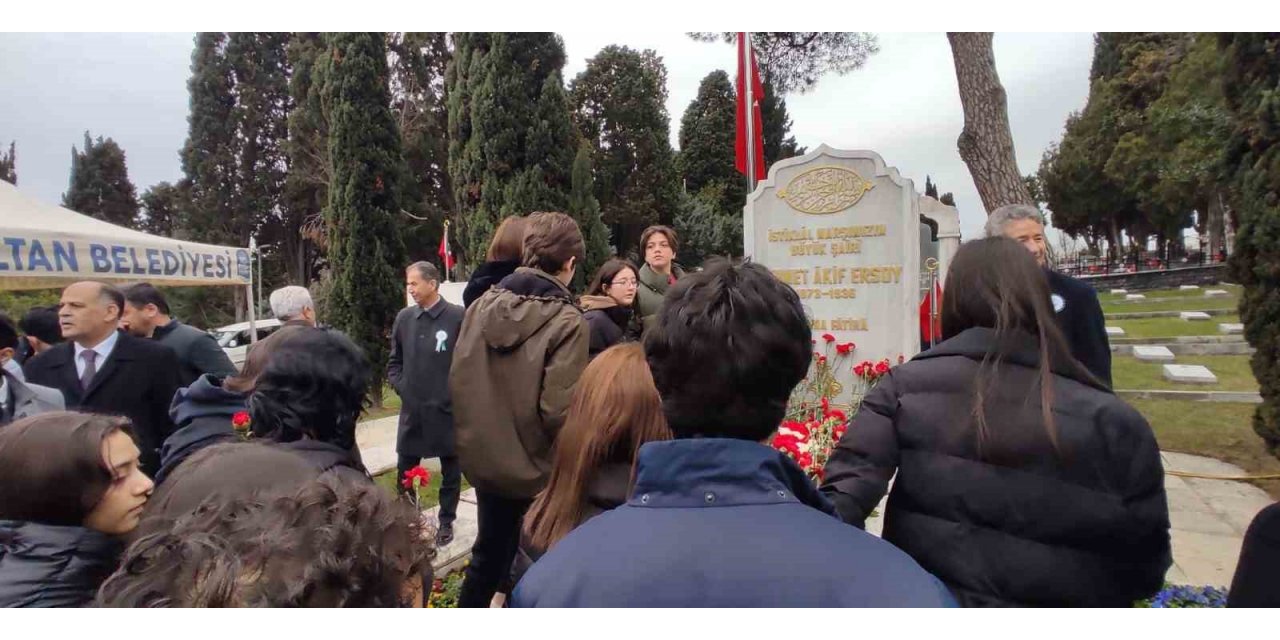 İstiklal Marşı’nın kabulünün 102’nci yıl dönümünde Mehmet Akif Ersoy anıldı