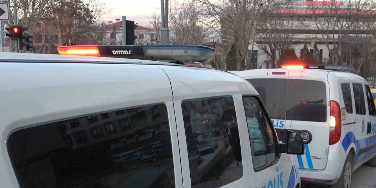 Evlerden çaldıkları altınlarla yakalandılar