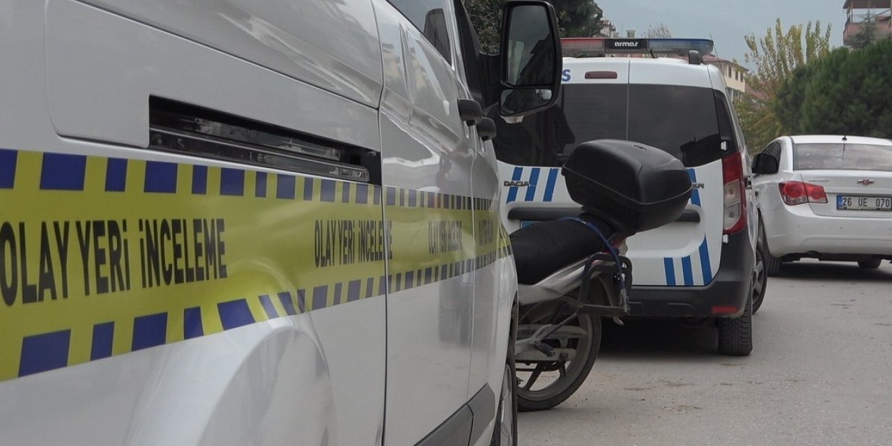 Kardeşini karnından bıçakladı