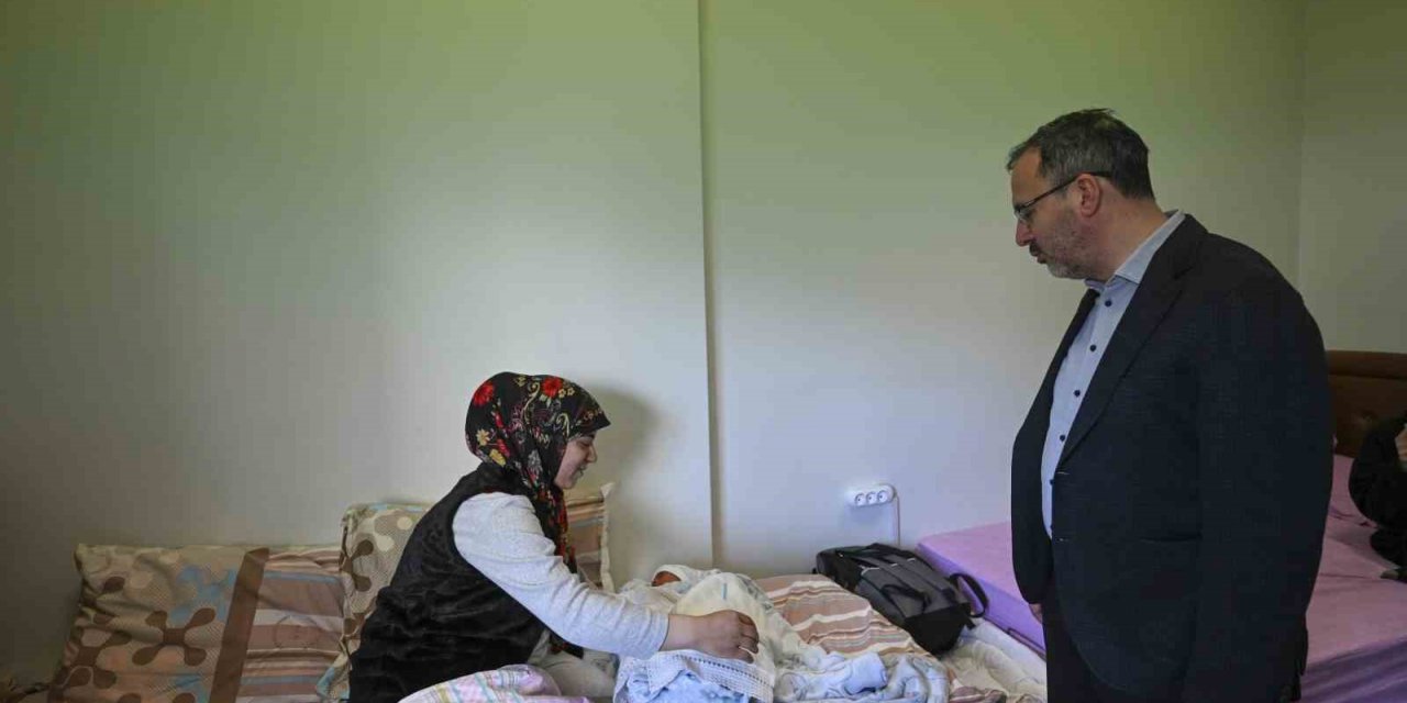 Bakan Kasapoğlu, GSB yurdundaki bebek sevincine ortak oldu