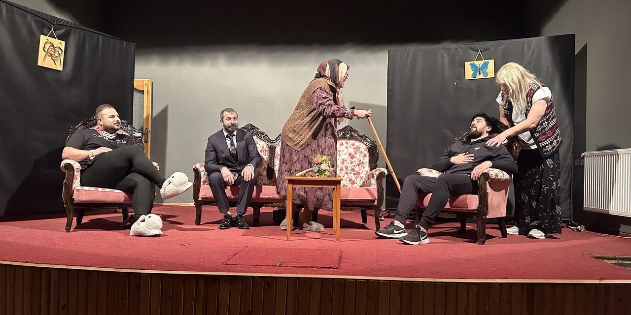 Ardahanlı tiyatro grubu depremzedeler için sahne aldı