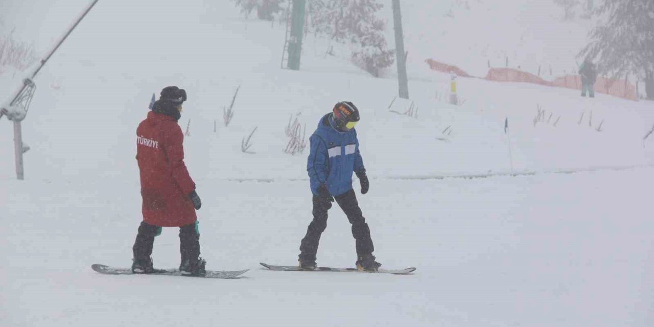 Kartalkaya’da tatilciler kar yağışı eşliğinde kayak yaptı