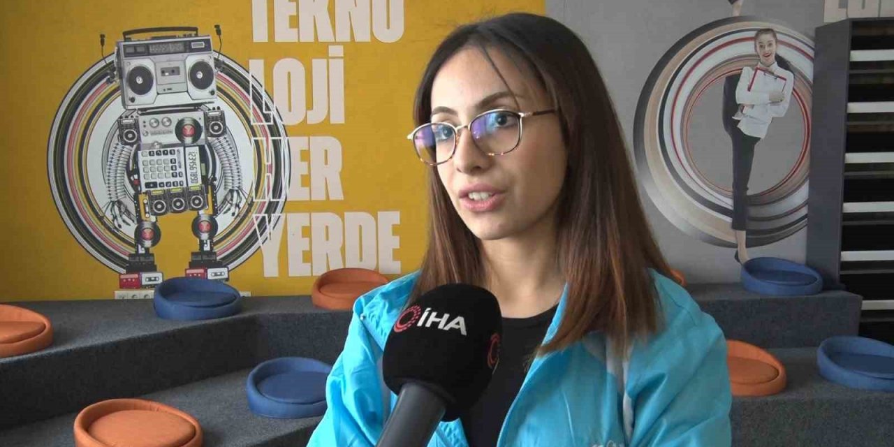 Dünya şampiyonu depremzede Esma Yıldız, ihtiyaç sahiplerinin yardımlarına koşuyor