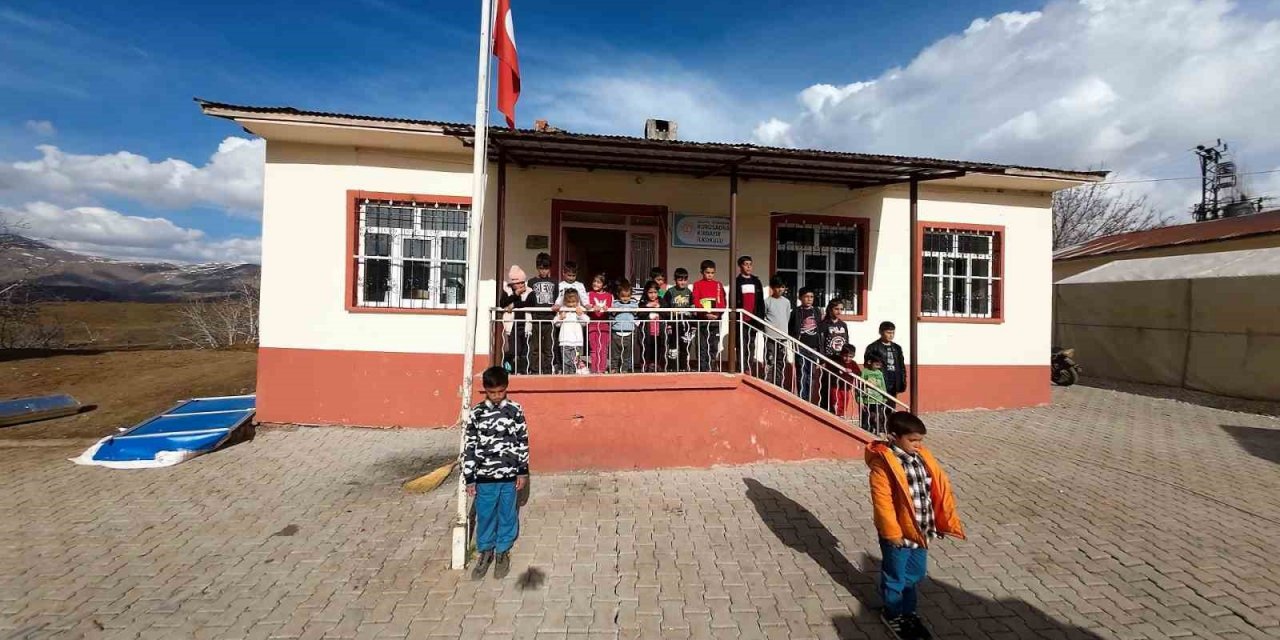 Malatyalı depremzedeler İstiklal Marşı’yla birlik mesajı verdi