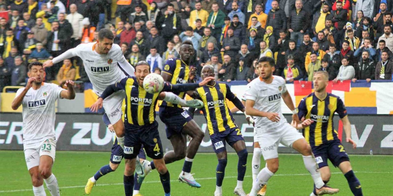 Spor Toto Süper Lig: MKE Ankaragücü: 1 - Corendon Alanyaspor: 0 (İlk yarı)