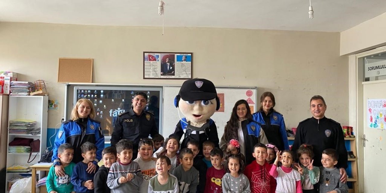 Hakkari polisinden kitap okuma etkinliği