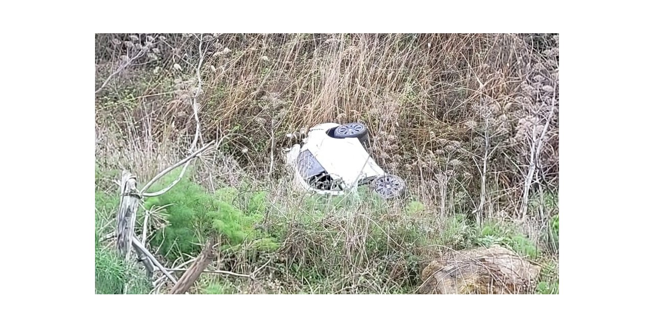 Bandırma’da trafik kazası: Araç tarlaya uçtu, 2 kişi yaralandı