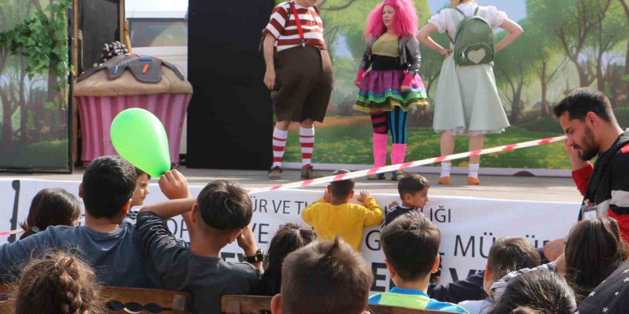 Deprem bölgelerini geze geze çocuklara tiyatro gösteriminde bulunuyorlar