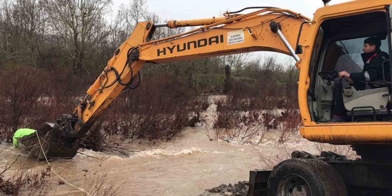 Derede akıntıya kapılan araçtan canlı çıktı, boğularak can verdi