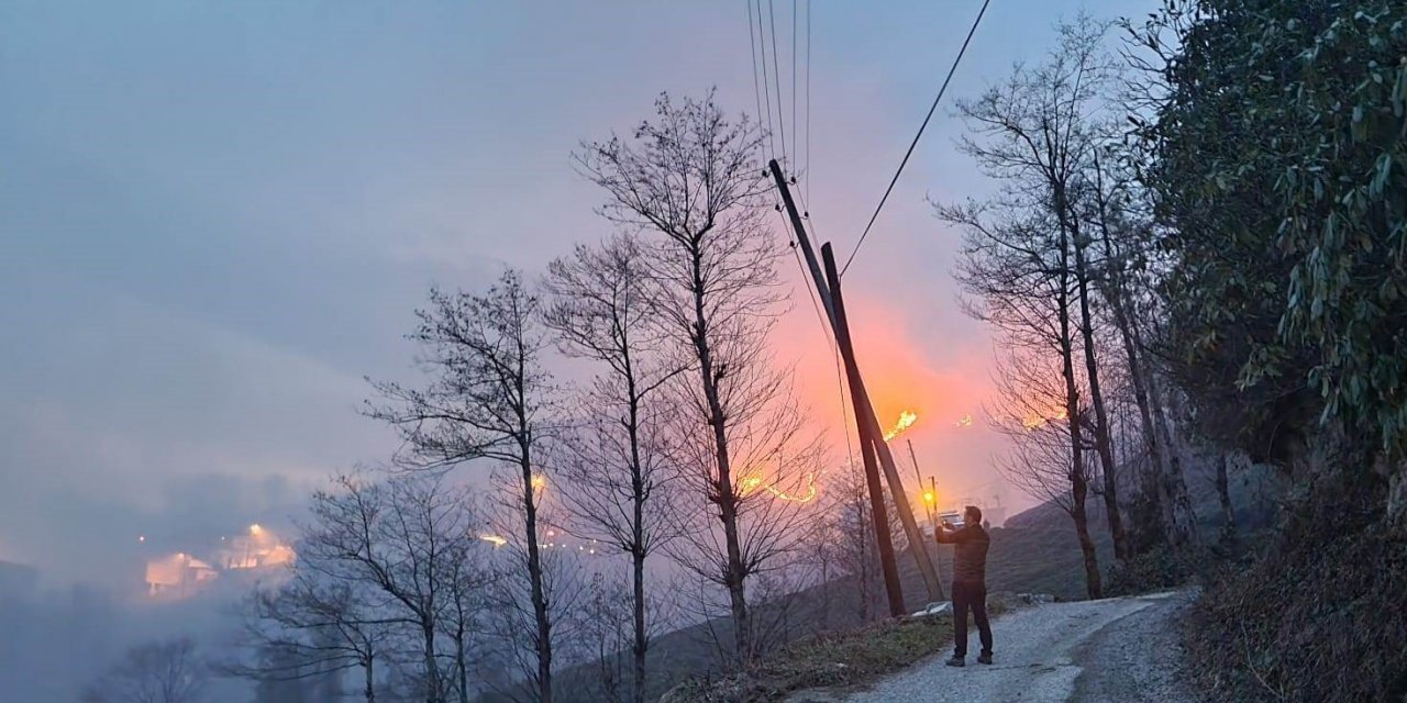 Of’ta çıkan yangın lodosun etkisiyle büyüdü
