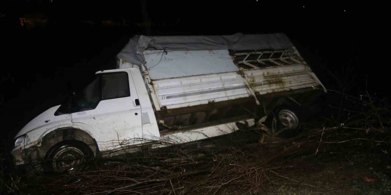 Kamyonet tarlaya uçtu, araçtakiler burnu bile kanamadan kurtuldu