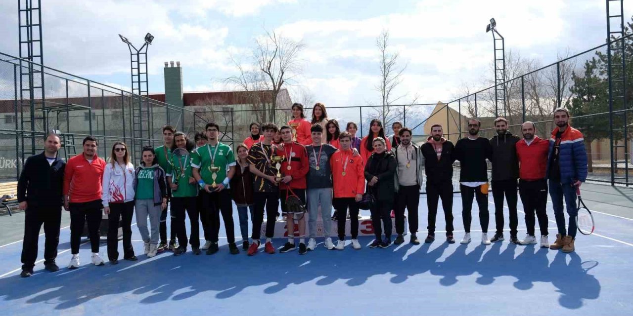 Erzincan’da tenisin birincileri belli oldu