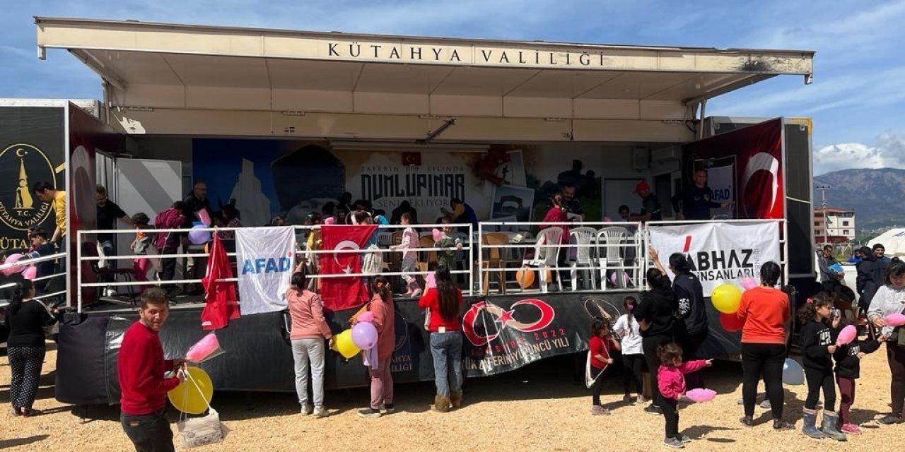 Kütahya Valiliği Motivasyon Tırı deprem bölgesinde çocuklara moral oldu