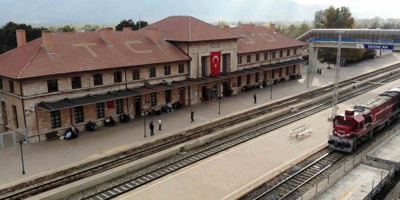 Depremlerin yıkamadığı bina: Erzincan Tren Garı