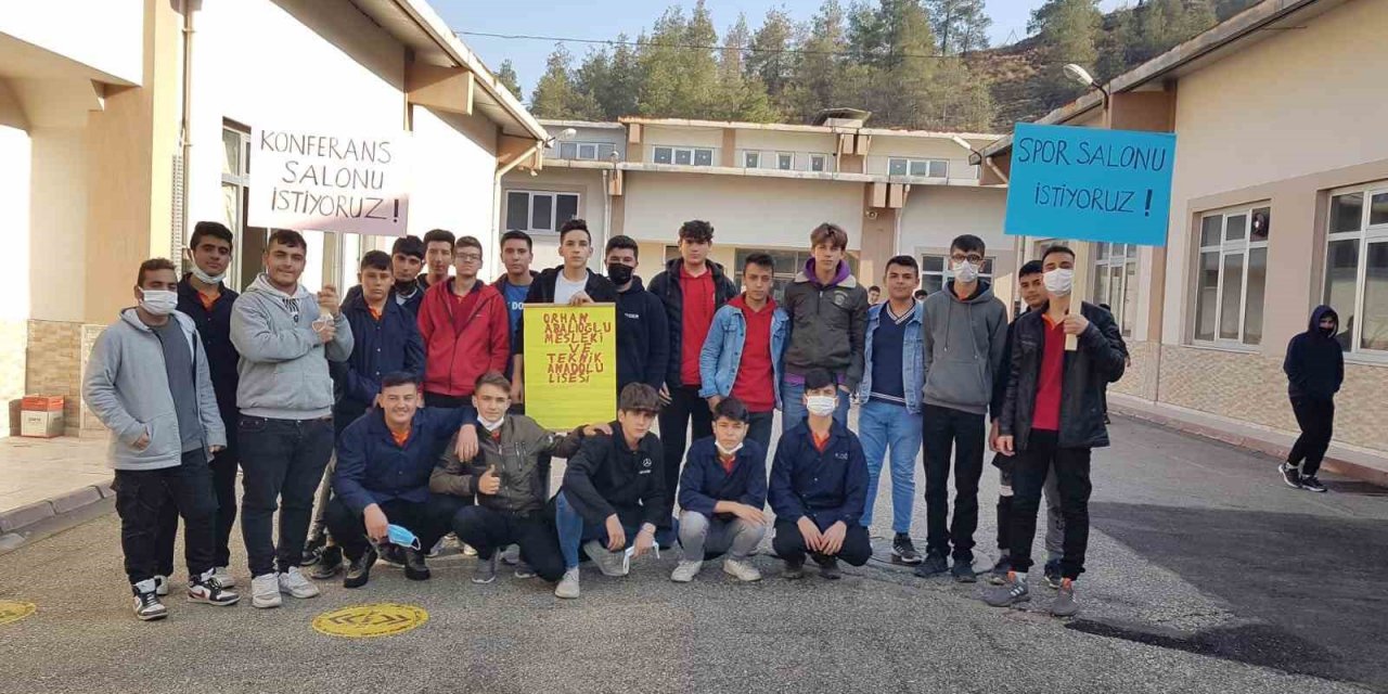 Okullarının 12 yıllık ihtiyacı konferans ve kapalı spor salonu için platform kurdular