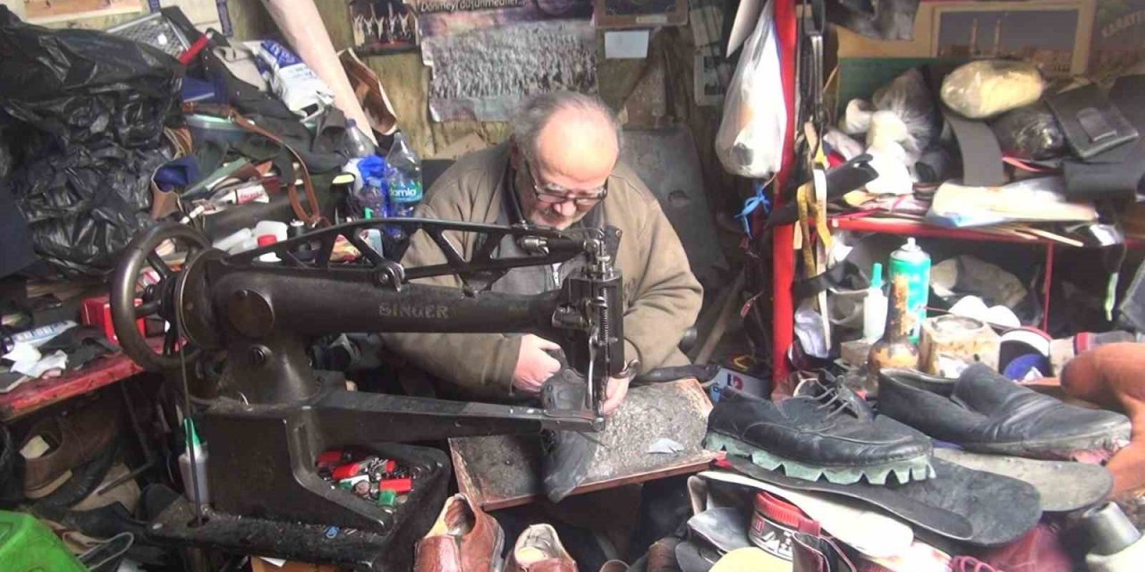 Ailesinin 250 yıldır sürdürdüğü deri ustalığını 5 metrekarelik dükkanda yaşatıyor