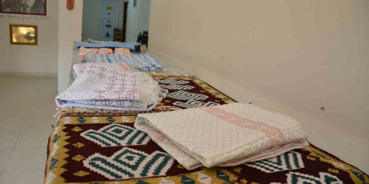 Şenobalı kadınlar hem bin yıllık geleneklerini yaşatıyorlar, hem de ev ekonomisine katkı sağlıyorlar