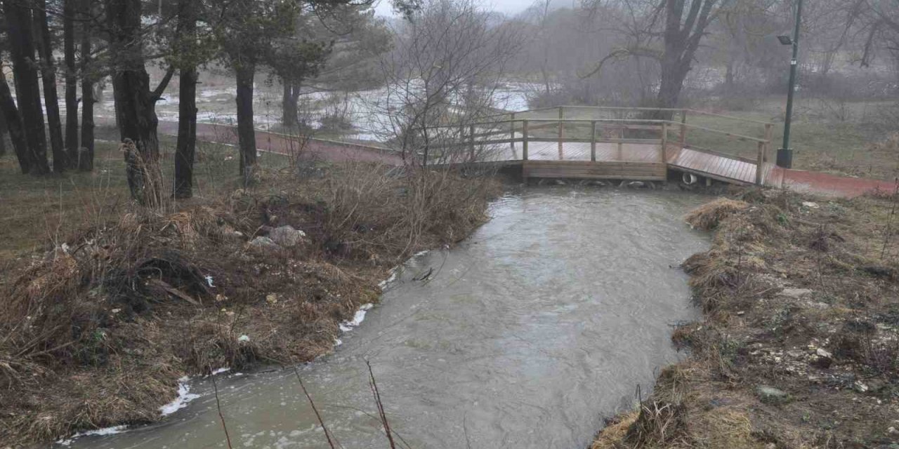 Eriyen karlar Abant Gölü ile buluştu
