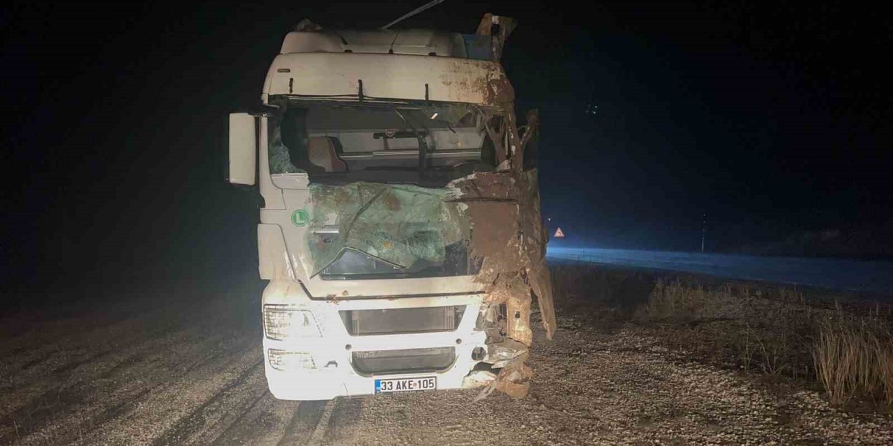 Şarampole devrilen tırda 2 kişi yaralandı