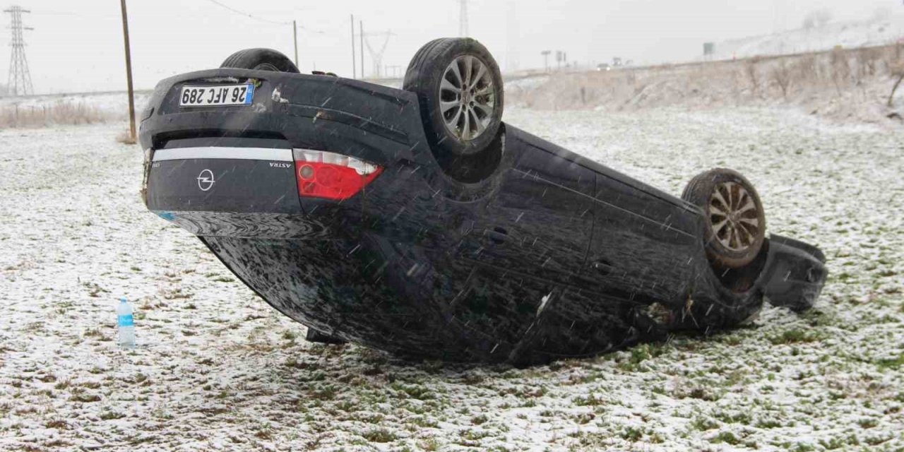 Takla atıp 50 metre sürüklenen aracın sürücüsü kazayı hafif yaralı atlattı
