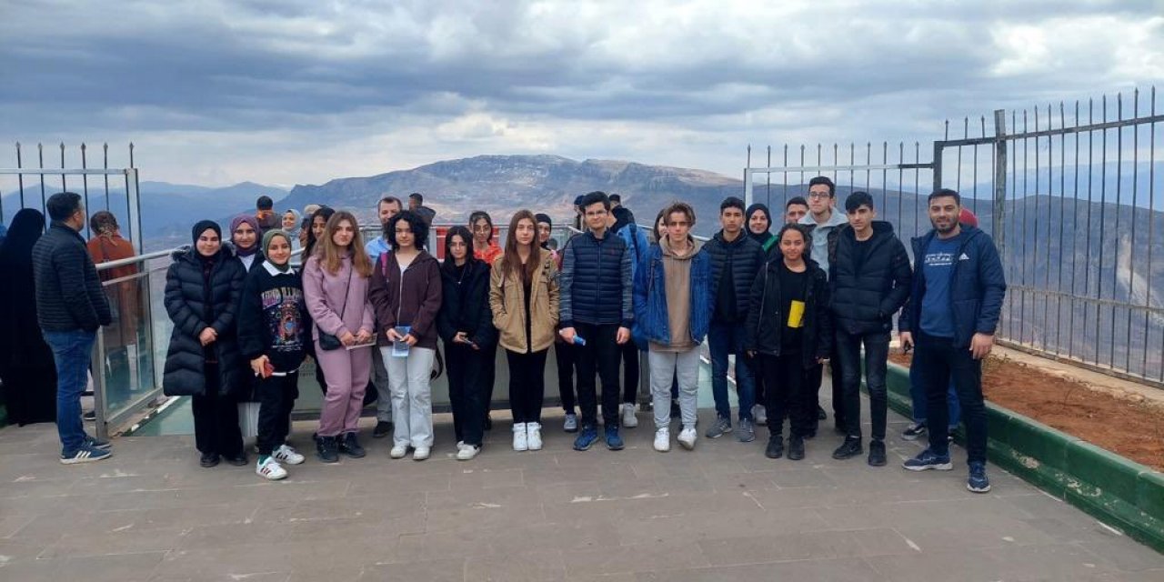 Siirt’te ağırlanan depremzedeler kentin tarihi ve kültürel yerlerini gezdi