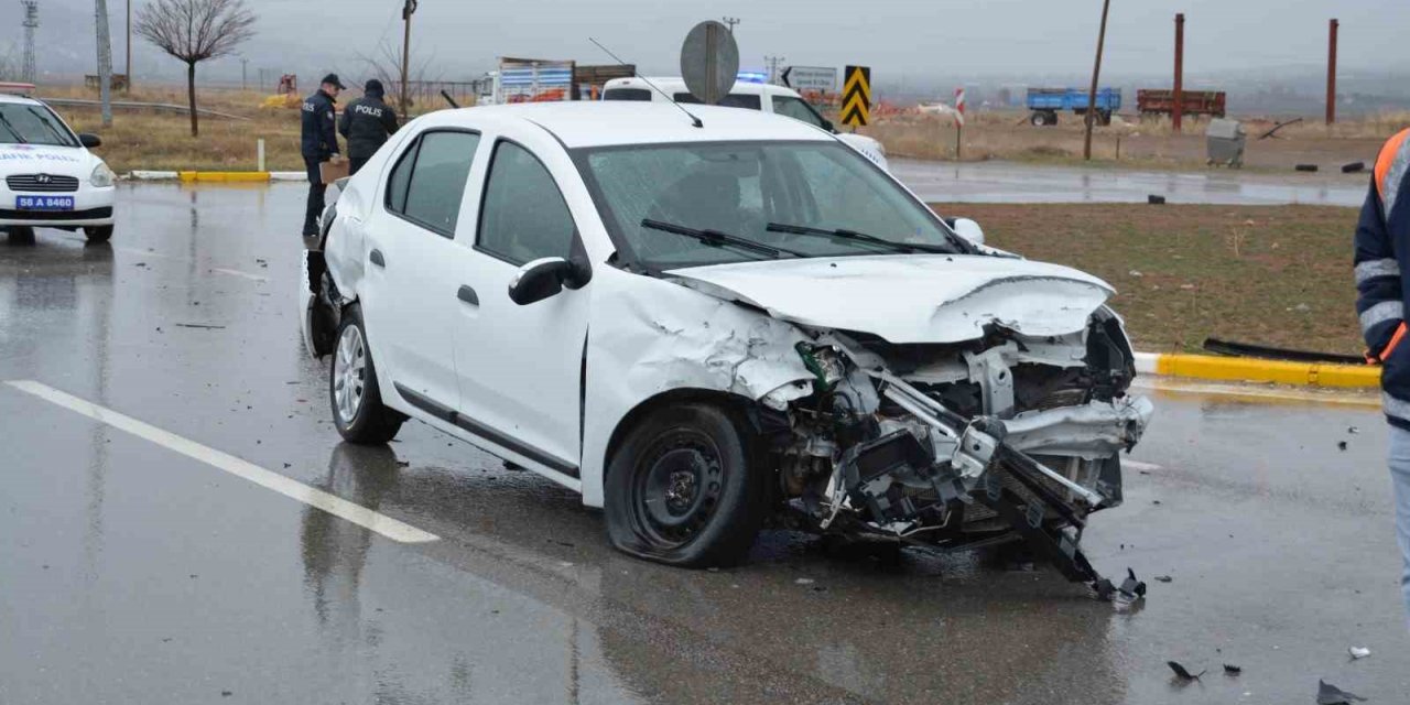 3 aracın karıştığı kazada 4 kişi yaralandı