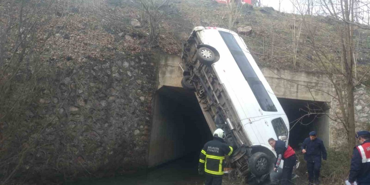 Dere yatağına düşen minibüsteki 13 kişi yaralandı