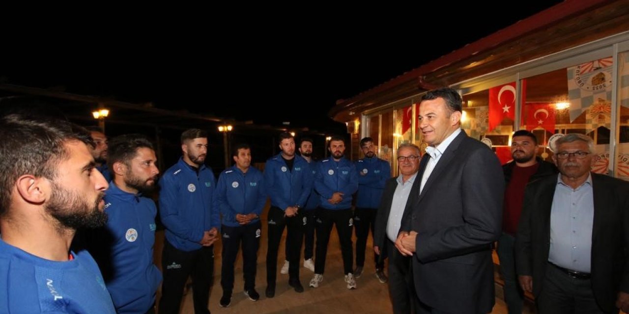 Başkan Ulutaş futbolcularla bir araya geldi