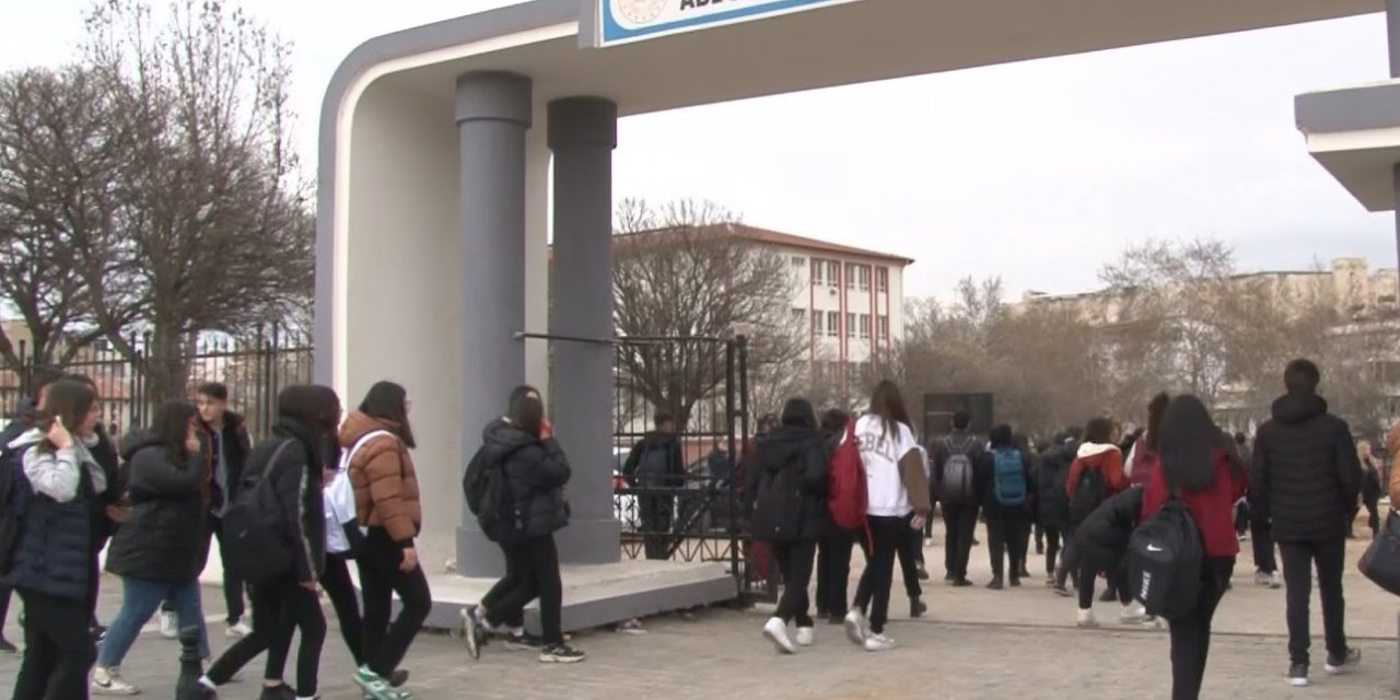 Depremden etkilenen Gaziantep’te okullar açıldı