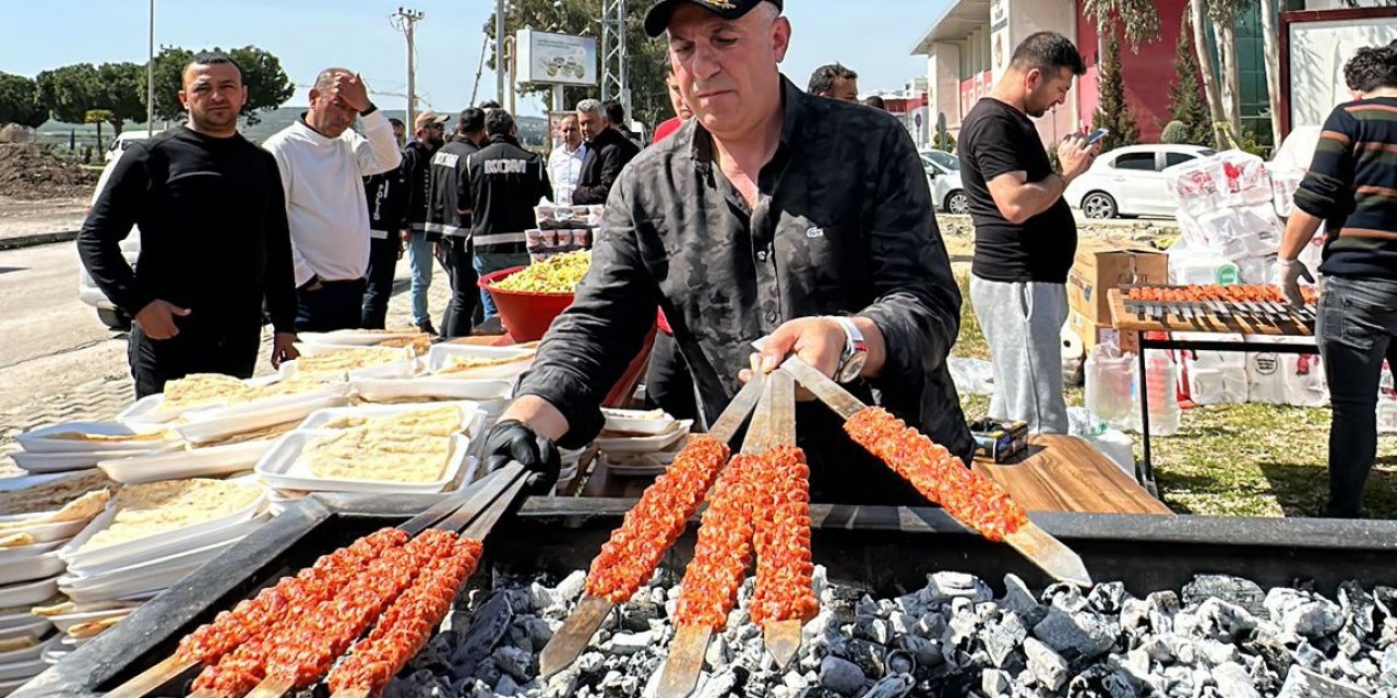 Adanalı kebapçı deprem bölgelerine giderek kebap yapıyor