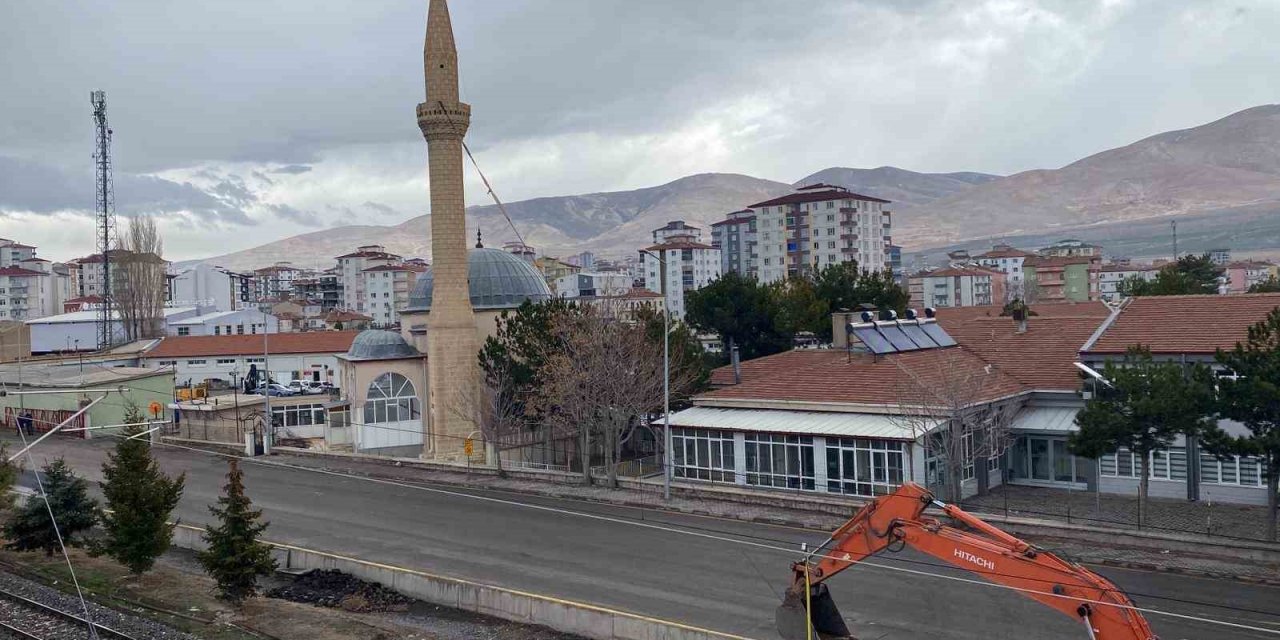 Niğde’de depremde hasar alan minare yıkıldı
